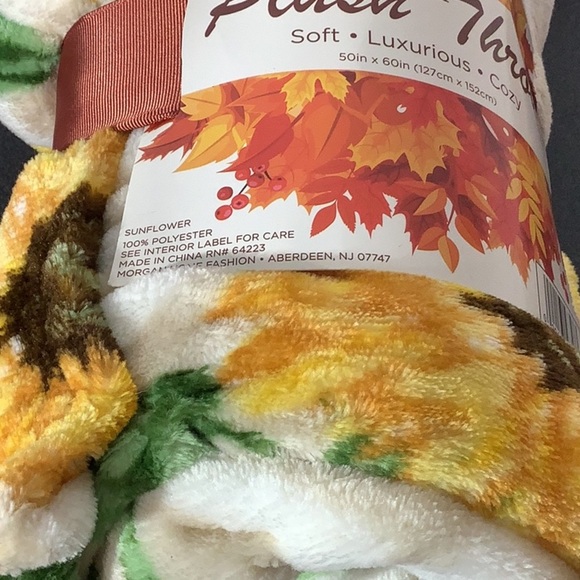 Morgan Home NEW - 50 x 60 IN - cozy soft luxurious SUNFLOWER themed Plush Throw - Picture 7 of 7